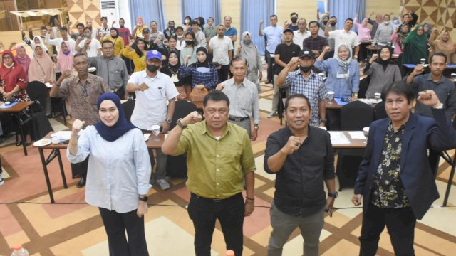 Anggota DPRD Kota Makassar, Arifin Dg Kulle menggelar Sosialisasi Peraturan Daerah (Perda) Nomor 41 Tahun 2001 tentang Pedoman Pembentukan Lembaga Pemberdayaan Masyarakat Dalam Daerah Kota Makassar, di Hotel Khas Makassar, Senin (23/5/2022). (foto: Wahyuddin)