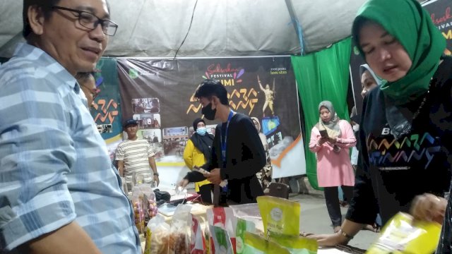 Wakil Bupati Luwu Utara (Lutra) Suaib Mansur turut menyaksikan kemeriahan festival bumi lamaranginang yang diselenggarakan di jalur dua Bandar Udara Andi Djemma, Kota Masamba