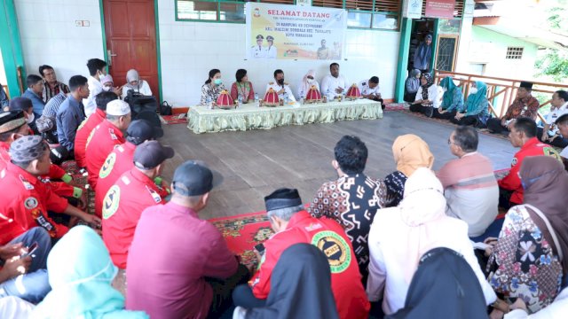 Tim Verifikasi Lapangan Kampung KB saat diterima Sekretaris Daerah Kota Makassar, Ir Muh Ansar, di Baruga Amelia Kelurahan Maccini Sombala Kecamatan Tamalate, Rabu (25/5/2022). (foto: Pemkot Makassar)