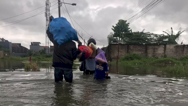 Kondisi Jl Pasaran Keke, di Kelurahan Batua, Kecamatan Manggala, Kota Makassar yang terendam banjir usai Makassar dan sekitarnya diguyur hujan dalam dua hari terakhir. (foto: Abatanews) 