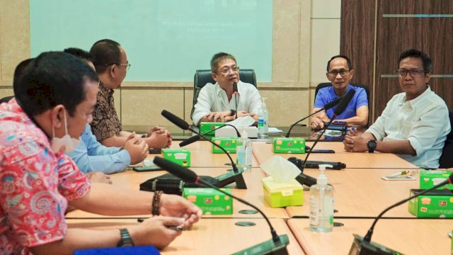 Pj Dirut Perumda Air Minum Makassar, Beni Iskandar saat menerima kunjungan PDAM Kabupaten Subang, Provinsi Jawa Barat untuk studi tiru di Kantor Pusat Perumda Air Minum Kota Makassar, Jumat (27/5/2022). (foto: Abatanews)