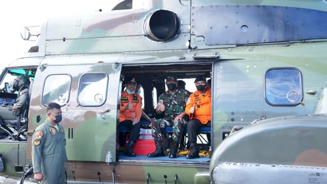 Gubernur Sulsel Andi Sudirman Sulaiman memamntau pencarian KM Ladang Pertiwi yang tenggelam di perairan Selat Makassar. (Foto; Abatanews/Wahyudddin)