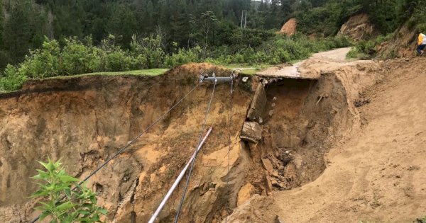 Hujan Intensitas Tinggi Akibatkan Longsor di Simbuang Tana Toraja