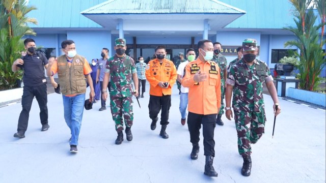 Gubernur Sulsel Andi Sudirman Sulaiman usai melakukan pemantauan pencarian KM Ladang Pertiwi. (Foto: Humas Pemprov)