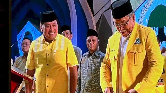 Wakil Ketua DPP Partai Golkar Nurdin Halid usai memasangkan jas Golkar kepada Ilham Arief Sirajuddin di Hotel Four Point Makassar. (Foto: Abatanews/Wahyuddin)