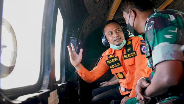 Gubernur Sulawesi Selatan, Andi Sudirman Sulaiman saat memantau pencarian korban kapal tenggelam KM Ladang Pertiwi di perairan Pangkep, Sulsel menggunakan helikopter. (foto: Humas Pemprov Sulsel)