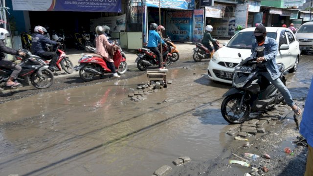 Kondisi Jl Poros Antang yang mengalami rusak berat dan akan segera dikerjakan Pemprov Sulsel melalui Dinas PUTR Sulsel dengan menggunakan APBD tahun anggaran 2022. (foto: Abatanews)