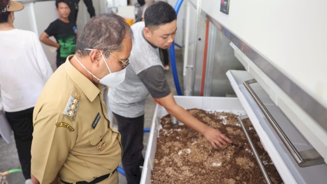 Wali Kota Makassar, Moh. Ramdhan ‘Danny’ Pomanto saat mengunjungi uji teknologi food waste bank based on the BSF Breeding Technology di Wilayah Bank Sampah Pusat yang di perlihatkan langsung oleh tim Entomo.co di Paccerakkang, Senin (30/5/2022). (foto: Pemkot Makassar)