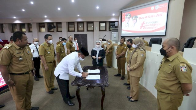 Wakil Wali Kota Makassar Fatmawati Rusdi menyaksikan penandatanganan komitmen bersama 15 camat dalam rangka penanganan lorong wisata di ruang Sipakalebbi kantor Balaikota Makassar, Senin (30/5/2022). (foto: Pemkot Makassar)