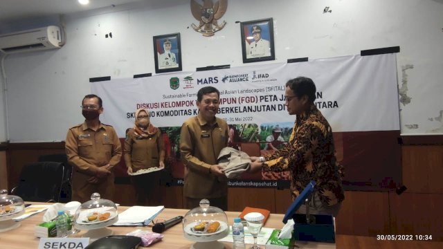 Diskusi Kelompok Terpumpun (FGD) Peta Jalan dan Skenario Komoditas Kakao Berkelanjutan, di Ruang Command Center Kantor Bupati, Senin (30/5/2022). (foto: Humas Pemkab Lutra) 