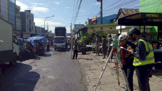 Pemerintah Provinsi Sulsel melalui Dinas Pekerjaan Umum dan Tata Ruang (PUTR) Sulsel, melakukan pengukuran terhadap jalan Antang Raya yang mengalami kerusakan berat, Selasa (31/5/2022). 