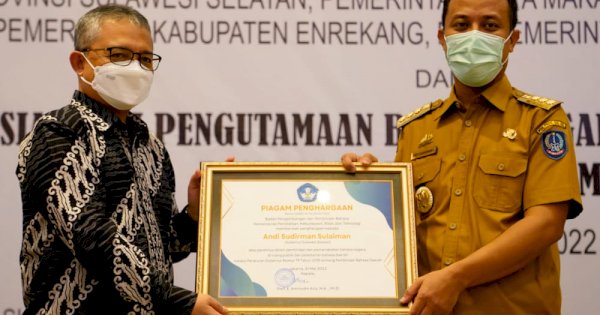 Gubernur Andi Sudirman Raih Penghargaan BPPB Kemendikbudristek