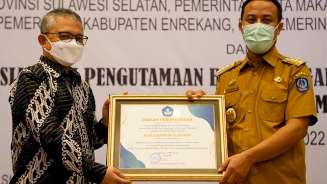 Gubernur Sulawesi Selatan, Andi Sudirman Sulaiman menerima penghargaan dari Badan Pengembangan dan Pembinaan Bahasa Kementerian Pendidikan, Kebudayaan, Riset dan Teknologi (Kemendikbudristek) RI di Ruang Publik dan Dalam Dokumen Lembaga di Hotel Four Point by Sheraton Makassar, Selasa (31/5/2022). (foto: Humas Pemprov Sulsel)