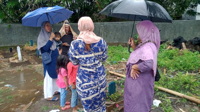 Masyarakat di Kabupaten Gowa, Sulsel, melaksanakan ziarah kubur. (foto: Abatanews)