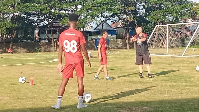 Bernardo Tavares saat memimpin sesi latihan perdana PSM Makassar di Lapangan Bosowa Sport Center (BSC), Rabu (11/5/2022). (foto: Abatanews)