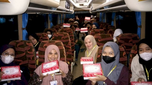 PT Pelabuhan Indonesia (Persero) Regional 4 memberikan bantuan berupa paket buka puasa dan paket makan sahur bagi peserta “Selayar Mudik Gratis Mahasiswa & Pelajar 2022”. (Dok Pelindo) 