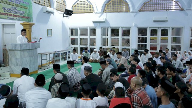 Wali Kota Makassar Moh Ramdhan "Danny" Pomanto mewisuda santri pendidikan Alquran anak-anak untuk taman dewasa di Masjid Nur Al- Aqsa, Kompleks Pertanian Makassar, Jalan Amirullah, pada Ahad (1/5/2022). (Foto: ABATANEWS/Imam) 