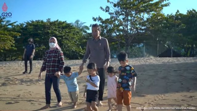 Presiden Jokowi bersama cucunya liburan di Bali. (Foto: Setkab)