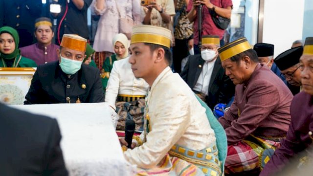 Gubernur Sulsel Andi Sudirman Sulaiman menjadi saksi nikah anak Bupati Soppeng Andi Muhammad Ikram Kaswadi, pada Ahad (8/5/2022). (Foto: ABATANEWS/Wahyuddin) 