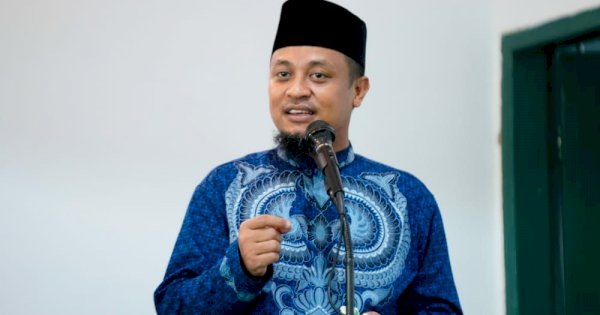 Gubernur Sudirman Serahkan Wakaf Al-Quran dan Hibah Sarana Masjid di Soppeng