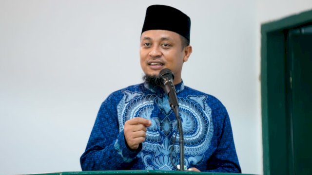 Gubernur Sulawesi Selatan, Andi Sudirman Sulaiman secara simbolis menyerahkan bantuan wakaf Al-Quran kepada rumah tahfidz dan masjid di Kabupaten Soppeng, pada (8/5/2022). (Foto: ABATANEWS/Wahyuddin) 