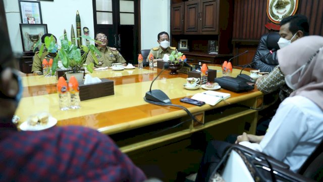 Sekda Kota Makassar, M. Ansar menerima kunjungan dari Kementerian Pemuda dan Olahraga RI, di ruang rapat Walikota, guna membahas terkait pelaksanaan pelatihan pendamping bagi pemuda berkebutuhan khusus kader tingkat nasional, pada Selasa (10/05/2022). (Foto: ABATANEWS/Wahyuddin) 