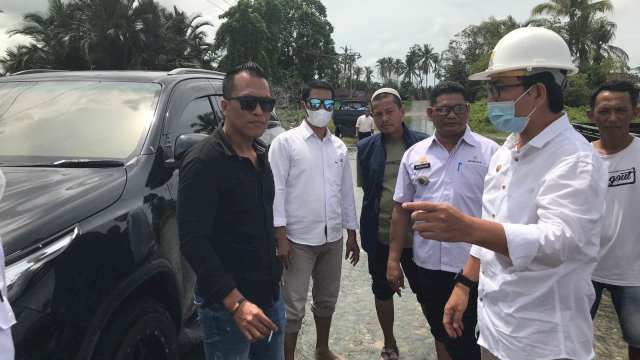 Wakil Bupati Luwu Utara, Suaib Mansur yang didampingi Camat Malangke mengunjungi Desa Benteng, Kecamatan Malangke, pada Rabu (11/5/2022) pagi. (Foto: ABATANEWS/Imam) 