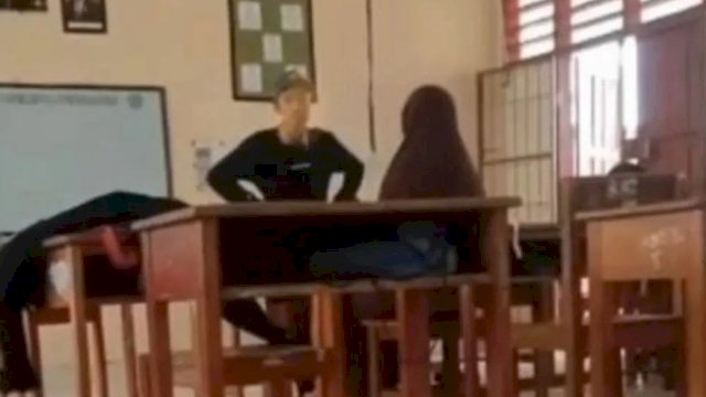 Tangkapan layar video pemukulan siswa terhadap siswa di ruang kelas di salah satu SMA di Pinrang. 