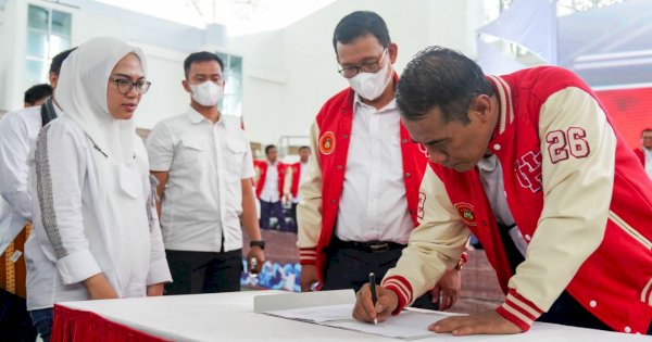 Kala Amran dan Sudirman Saling Lempar Candaan di Pelantikan IKA Unhas