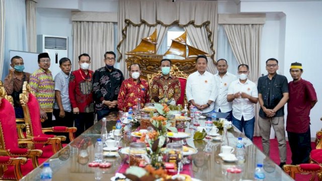 Gubernur Sulawesi Selatan Andi Sudirman Sulaiman menerima audiensi Badan Pengurus Pusat Kerukanan Keluarga Luwu Raya (BPP KKLR) di Rumah Jabatan Wakil Gubernur Sulsel (14/5/2022). (Foto: ABATANEWS/Wahyuddin) 