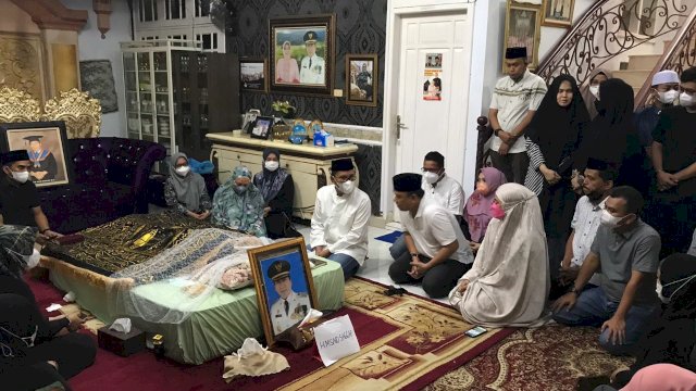 Wali Kota Makassar Moh Ramdhan Pomanto melayat ke rumah duka ayah dari Asisten Tiga Pem kota Makassar Mario Said di Jalan Hertasning Utara III Blok F. 29 No. 16. Makassar. (Foto: ABATANEWS/Wahyuddin) 