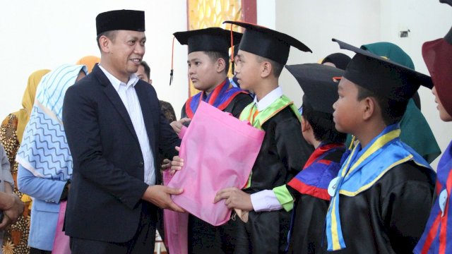 Bupati Takalar Syamsari menghadiri wisuda santri TKA/ TPA LPPTKA BKPRMI Kecamatan Pattalassang tahun 2022 yang berlangsung di Gedung Islamic Centre Takalar (15/5/2022). (Foto: ABATANEWS/Imam) 