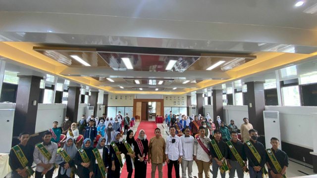 Wakil Bupati Takalar Achmad Se're menghadiri seminar kepemudaan dengan tema Menjadi Pelajar Berprestasi di Bidang Akademik & Non Akademik, pada Senin (16/5/2022). (Foto: ABATANEWS/Imam) 