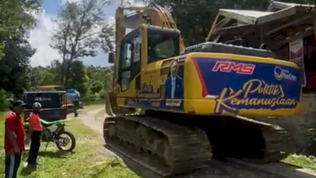 Alat berat yang dijanjikan DPW NasDem Sulsel dibawah komando Rusdi Masse (RMS) untuk membantu buka akses jalan menuju ke Rampi, Luwu Utara, sudah tiba di desa Pincara Kecamatan Masamba. 