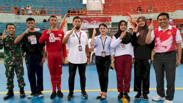 Dua pelajar asal Sulawesi Selatan terpilih menjadi calon Pasukan Pengibar Bendera Pusaka (Paskibraka) nasional mewakili Provinsi Sulawesi Selatan yang akan bertugas menjadi pengibar bendera pusaka pada Hari Kemerdekaan Republik Indonesia di Istana Negara, Jakarta, pada 17 Agustus 2022. (Foto: ABATANEWS/Wahyuddin) 