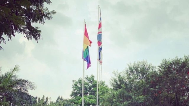 Bendera LGBT dikibarkan di kantor Kedubes Inggris di Jakarta Selatan. (Foto: instagram/@ukindonesia)