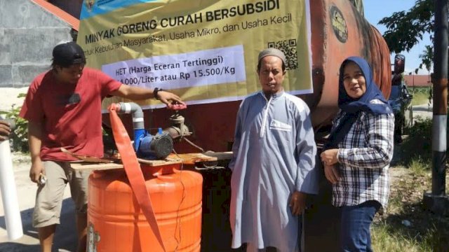 Bulog KC Palopo mendistribusikan minyak curah bersubsidi ke Luwu Utara, pada Ahad (21/5/2022). (Foto: ABATANEWS/Imam)