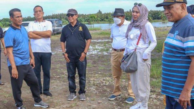 Founder Tiran Group Andi Amran Sulaiman (AAS) menerima pengurus dan anggota Forum Dosen didampingi Bendahara Umum Pengurus Pusat IKA Unhas, Prof Dr Murtir Jeddawi, di empang kawasan Tello, Makassar, pada Ahad (22/5/2022). (Foto: ABATANEWS/Imam) 