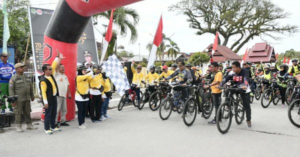 Ratusan Pesepeda Ikut Fun Bike Bumi Lamaringang, Ini Kata Bupati Indah