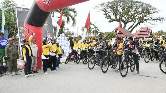 Ratusan masyarakat dengan menggunakan sepeda memadati jalur dua depan rumah jabatan Bupati Luwu Utara, pada Ahad (22/05/2022). (Foto: ABATANEWS/Wahyuddin) 