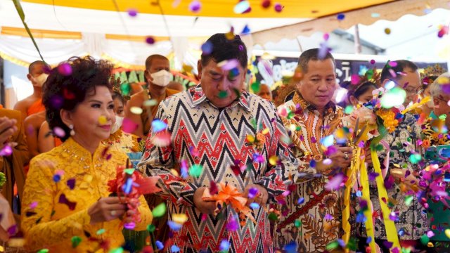 Sekertaris Daerah Provinsi Sulsel, Abdul Hayat Gani, hadir di acara peresmian bangunan Cetiya She Mien Fo umat Buddha, di Jalan Gunung Salahutu, Kota Makassar, pada (22/5/2022). (Foto: ABATANEWS/Imam) 