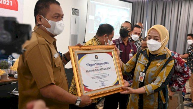 Pemerintah Provinsi Sulawesi Selatan berhasil meraih penghargaan peringkat 2 (dua) terbaik nasional kategori pemerintah provinsi, atas capaian Berkinerja Terbaik Penerapan Standar Pelayanan Minimal Tahun Anggaran 2021 di Tahun 2022 dari Kementerian Dalam Negeri. (Foto: ABATANEWS/Imam) 