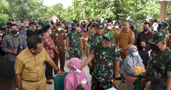 Bupati-Wabup Takalar Dampingi Pangdam Hasanuddin Pantau Vaksin dan Pembagian BLT