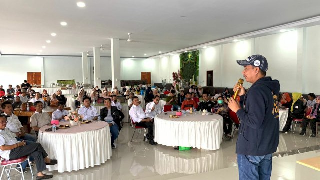 Ketua Umum IKA SMA Negeri 6 Makassar, Rudianto Lallo mengukuhkan pengurus angkatan 86 SMAN 6 Makassar periode 2022-2025 di Kabupaten Takalar, pada Kamis (26/5/2022). (Foto: ABATANEWS/Imam) 