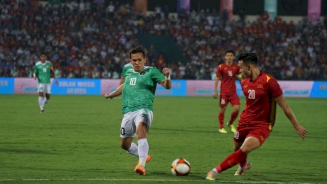 Egy Maulana Fikri berhadapan dengan pemain Vietnam di match pertama Grup A Sea Games 2021 menghadapi Timnas Vietnam di Stadion Viet Tri, Phu Tho, Jumat (6/5/2022). (foto:PSSI)