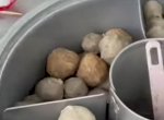 Jajanan Ini Tetap Dijual Meski Keluarkan Belatung, Bikin Mual!