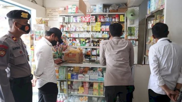 Polrestabes Gowa, Sulsel saat melaksanakan inspeksi mendadak (Sidak) terhadap sejumlah apotek untuk mengantisipasi adanya jual beli selang kateter dan meminta pihak RS di Gowa untuk memusnahkan selang tersebut lebih dulu sebelum dibuang ke tempat penampungan. (foto: Humas Polres Gowa)