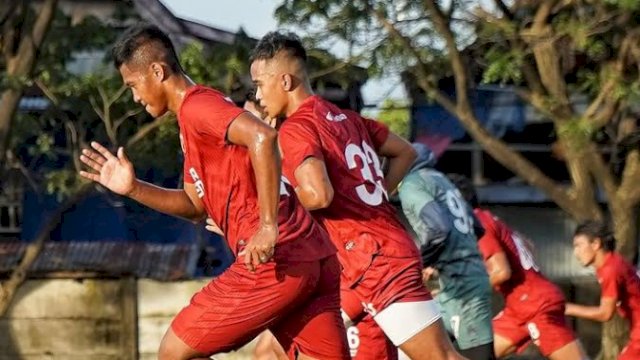 Skuad PSM Makassar saat melakoni latihan perdana di Lapangan Bosowa Sport Center (BSC) Makassar. (foto: Official PSM Makassar)