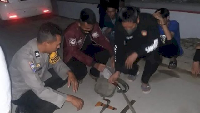 Anggota Unit 02 Turjawali Sat Samapta Polres Gowa, Sulsel berhasil mengamankan 4 anggota geng motor yang membawa Sejam jenis badik dan parang. (foto: Polres Gowa)