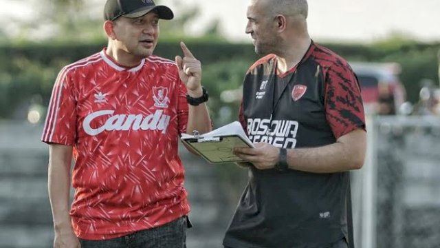 Pelatih PSM Makassar, Bernardo Tavares (kanan) dan Manajer PSM Makassar, Munafri Arifuddin (kiri) di Lapangan Bosowa Sport Center (BSC) Makassar beberapa waktu lalu. (foto: Official PSM Makassar)